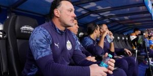 Chivas tiene un jugador golpeando la puerta de Gabriel Milito para volver a ser tomado en cuenta